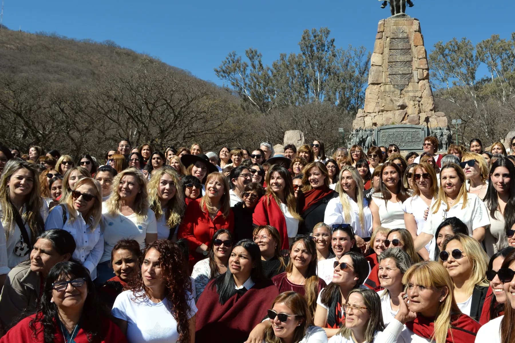 Flavia Royon en un encuentro de mujeres junto al monumento a Güemes
